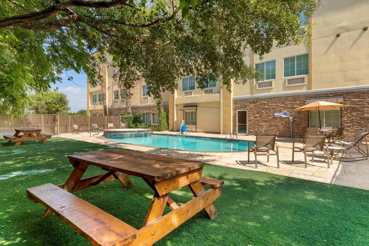 Comfort Inn & Suites Near Six Flags & Medical Center San Antonio Exterior foto