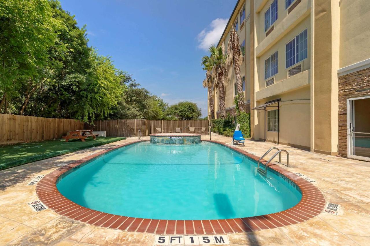 Comfort Inn & Suites Near Six Flags & Medical Center San Antonio Exterior foto